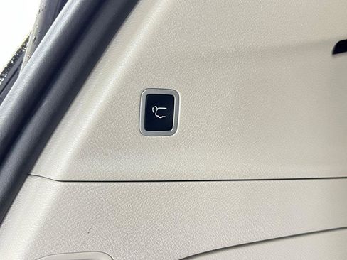 Used 2024 Chrysler Pacifica Limited image 8