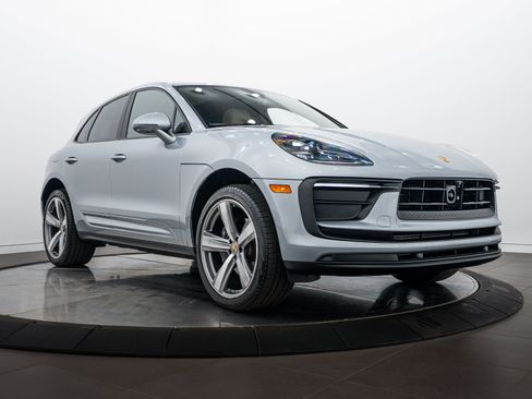 Certified 2024 Porsche Macan AWD/4WD image 9