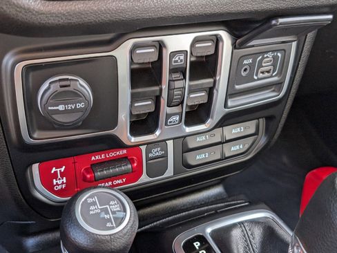 Used 2025 Jeep Wrangler Willys image 29