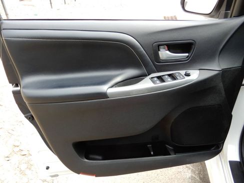 Used 2017 Toyota Sienna SE Premium FWD image 24