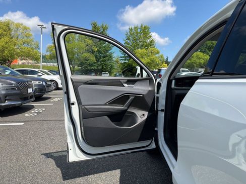 Used 2025 Volkswagen Tiguan SE AWD/4WD image 13
