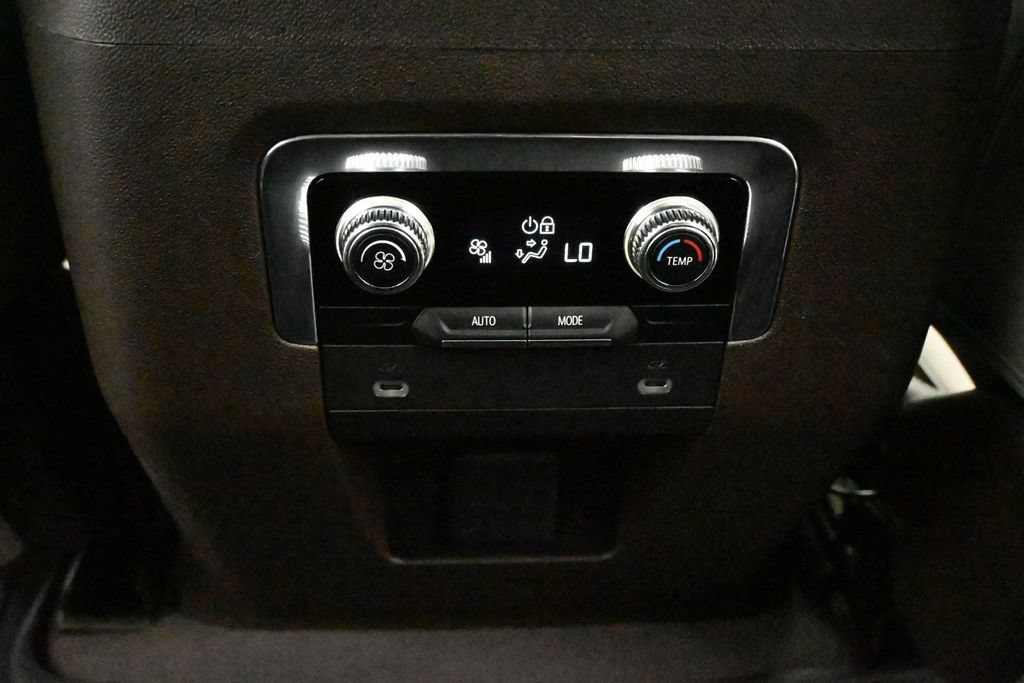 Used 2023 GMC Yukon XL SLT AWD/4WD image 24