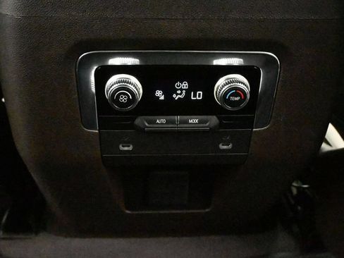 Used 2023 GMC Yukon XL SLT AWD/4WD image 24