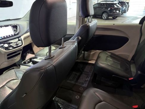 Used 2021 Chrysler Pacifica Touring-L image 31