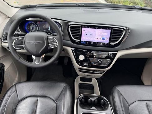 Used 2022 Chrysler Pacifica Touring-L FWD image 9