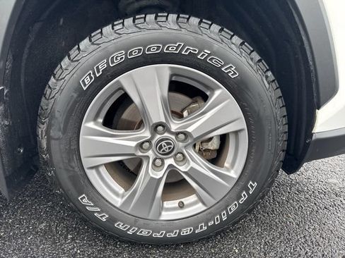Used 2022 Toyota RAV4 XLE AWD/4WD image 3