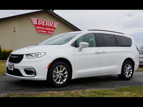 Used 2022 Chrysler Pacifica Touring-L image 1