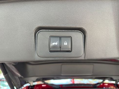 Used 2025 Nissan Rogue SV AWD/4WD image 23