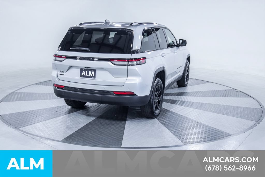 Used 2025 Jeep Grand Cherokee Altitude AWD/4WD image 9