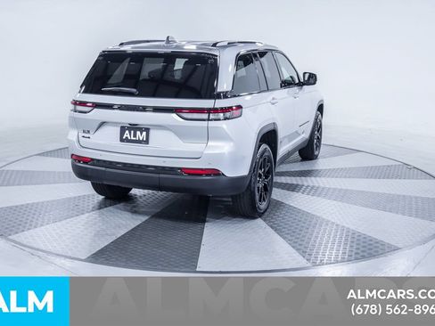 Used 2025 Jeep Grand Cherokee Altitude AWD/4WD image 9