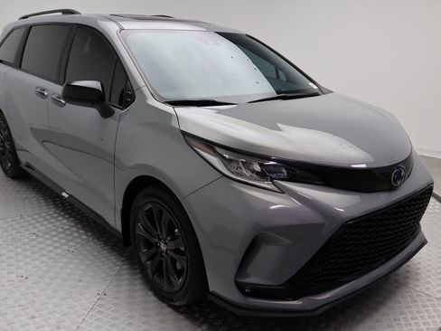 Used 2025 Toyota Sienna XSE w/ XSE Plus Package FWD image 6