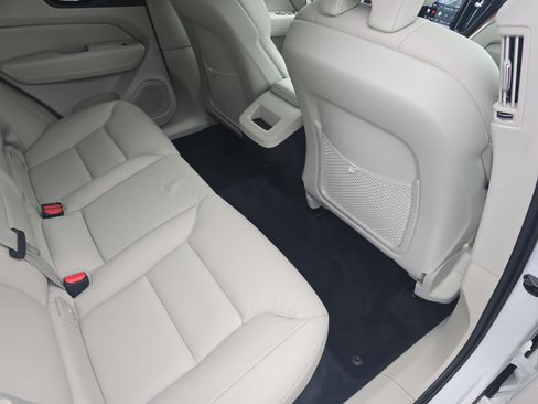 Used 2022 Volvo XC60 B5 Momentum w/ Advanced Package FWD image 11