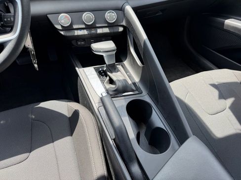 Certified 2025 Hyundai Elantra SE image 17