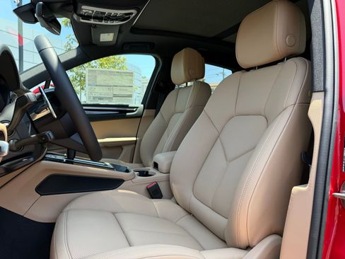 Used 2025 Porsche Macan image 5