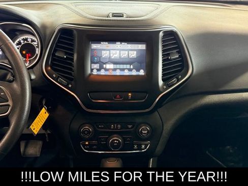 Used 2021 Jeep Cherokee Latitude FWD image 18