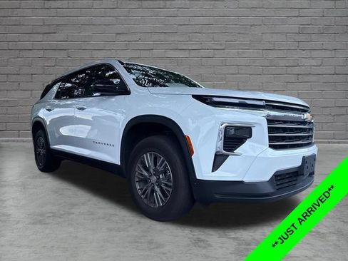 Used 2025 Chevrolet Traverse LT FWD image 1