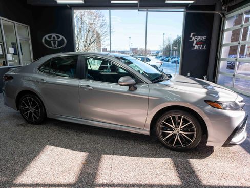 Used 2024 Toyota Camry SE image 5