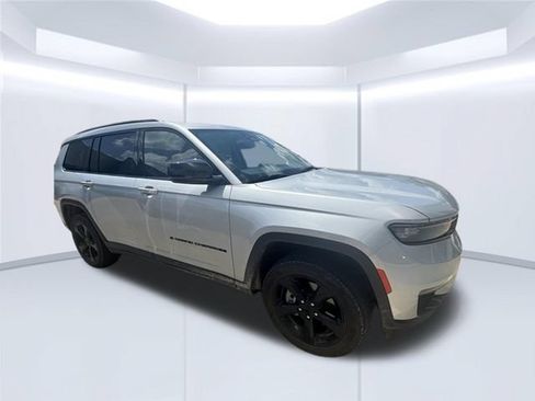 Used 2023 Jeep Grand Cherokee L Limited w/ Black Appearance Package AWD/4WD image 6