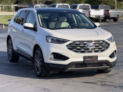 Used 2019 Ford Edge Titanium w/ Equipment Group 301A FWD image 3