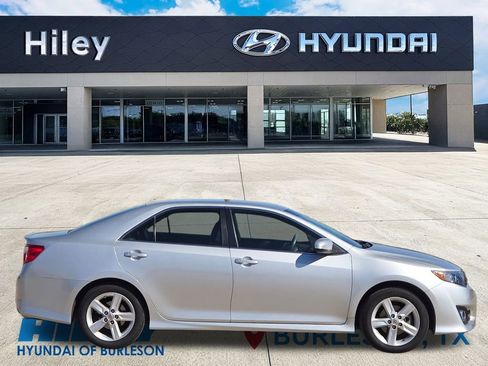 Used 2014 Toyota Camry SE image 3