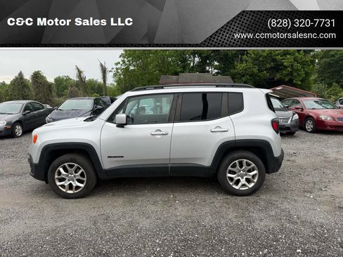 Used 2017 Jeep Renegade Latitude w/ Cold Weather Group AWD/4WD image 1