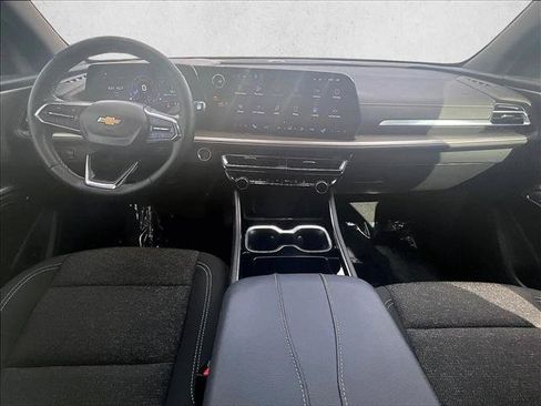 Used 2025 Chevrolet Traverse LT FWD image 16