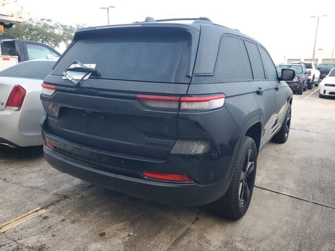 Certified 2024 Jeep Grand Cherokee Limited w/ Black Appearance Package image 4