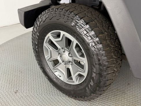 Used 2015 Jeep Wrangler Unlimited Rubicon w/ Connectivity Group AWD/4WD image 46