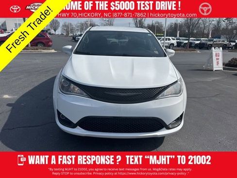 Used 2020 Chrysler Pacifica Touring-L w/ S Appearance Package image 2