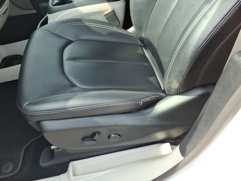 Used 2024 Chrysler Pacifica Limited FWD image 23