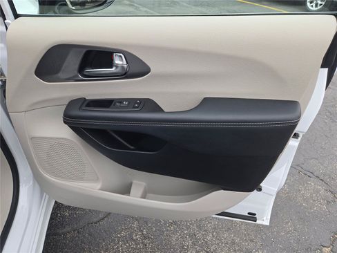 Used 2024 Chrysler Pacifica Limited FWD image 6