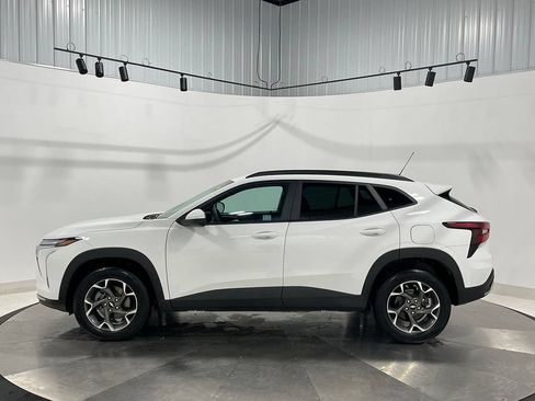 Used 2025 Chevrolet Trax LT FWD image 14