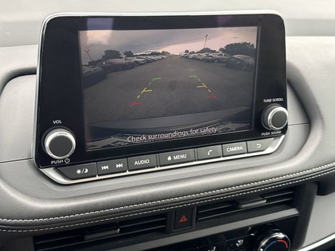 Used 2025 Nissan Rogue S FWD image 22