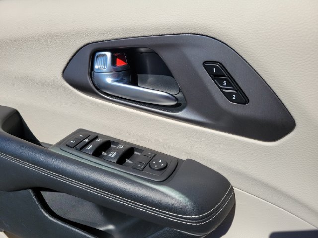 Used 2024 Chrysler Pacifica Touring-L FWD image 15