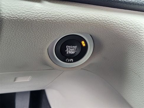 Used 2022 Chrysler Pacifica Touring-L image 22