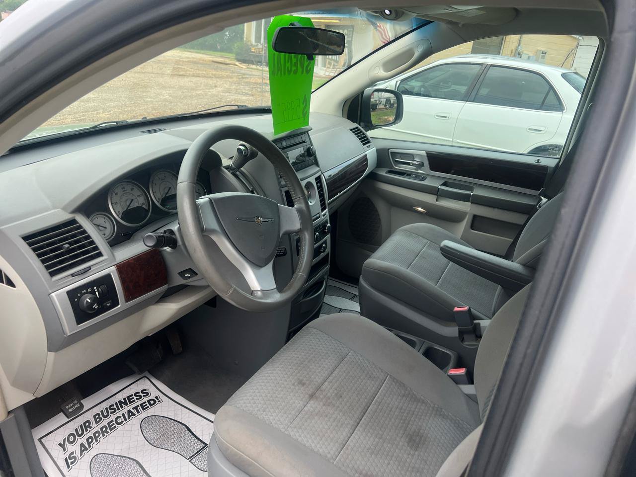 Used 2010 Chrysler Town & Country Touring FWD image 7