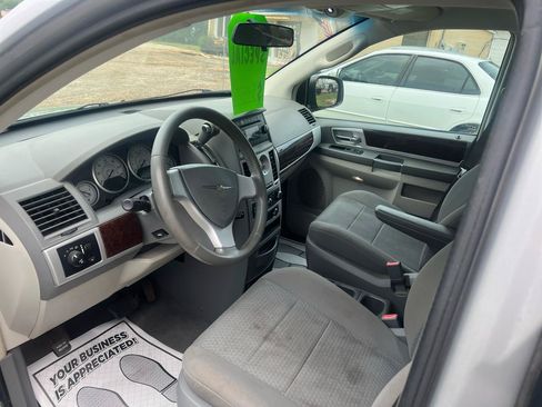 Used 2010 Chrysler Town & Country Touring FWD image 7