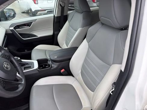 Used 2022 Toyota RAV4 XLE Premium FWD image 8
