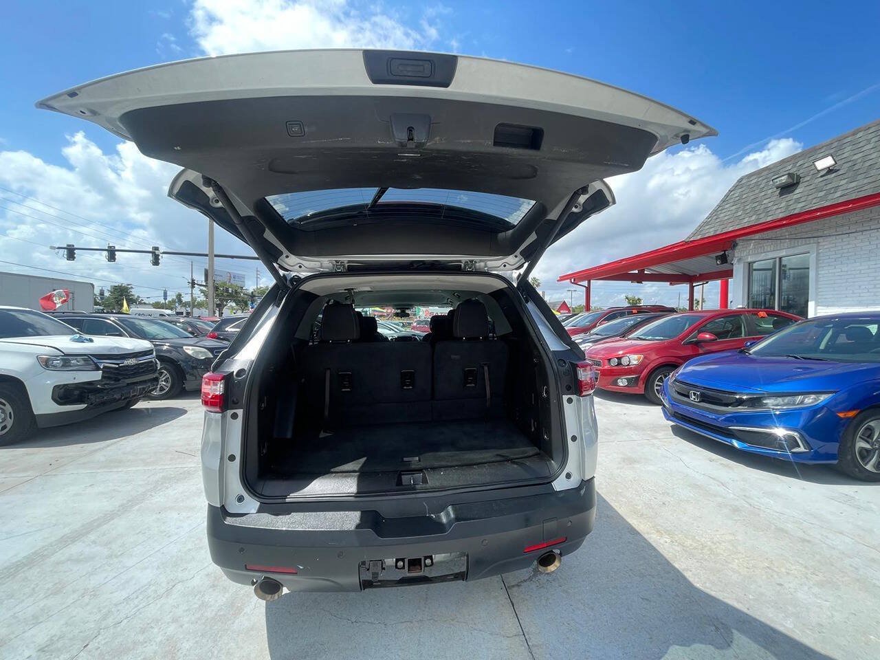 Used 2019 Chevrolet Traverse LT FWD image 9