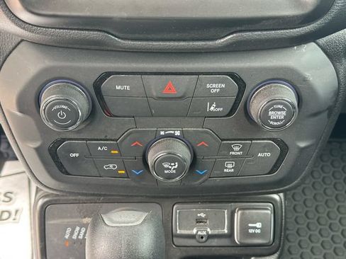 Used 2023 Jeep Renegade Latitude AWD/4WD image 17
