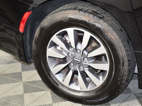 Used 2024 Chrysler Pacifica Limited FWD image 53