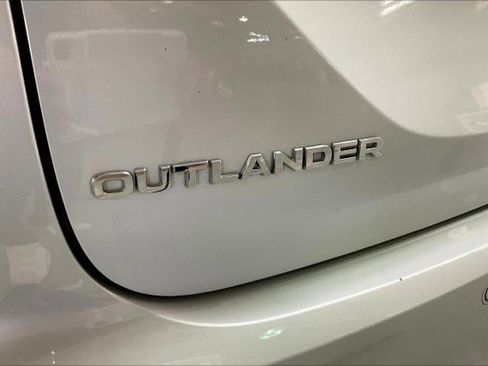 Used 2024 Mitsubishi Outlander SE image 8