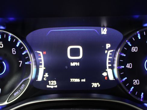 Used 2023 Chrysler Pacifica Touring-L FWD image 14