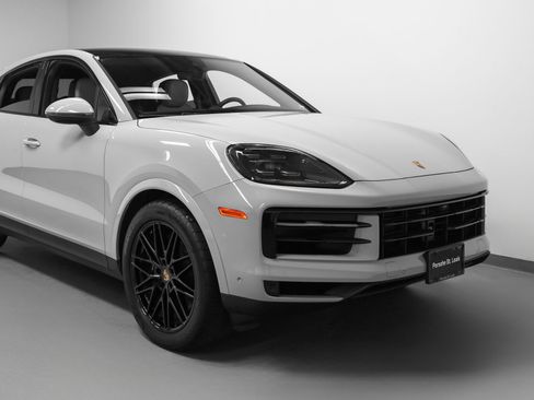 Certified 2024 Porsche Cayenne Coupe AWD/4WD image 9