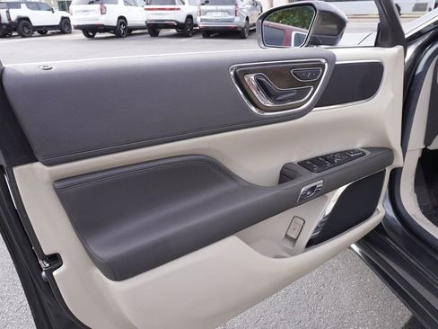 Used 2017 Lincoln Continental Select image 15