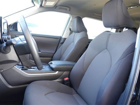 Used 2024 Toyota Highlander LE image 17