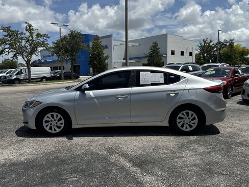 Used 2018 Hyundai Elantra SE FWD image 9