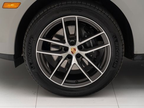 Certified 2025 Porsche Macan image 13