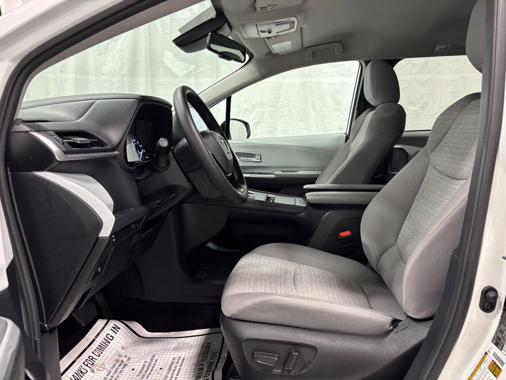 Used 2026 Toyota Sienna LE FWD image 14