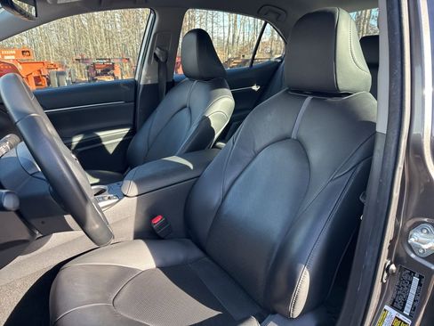 Used 2021 Toyota Camry XLE image 11